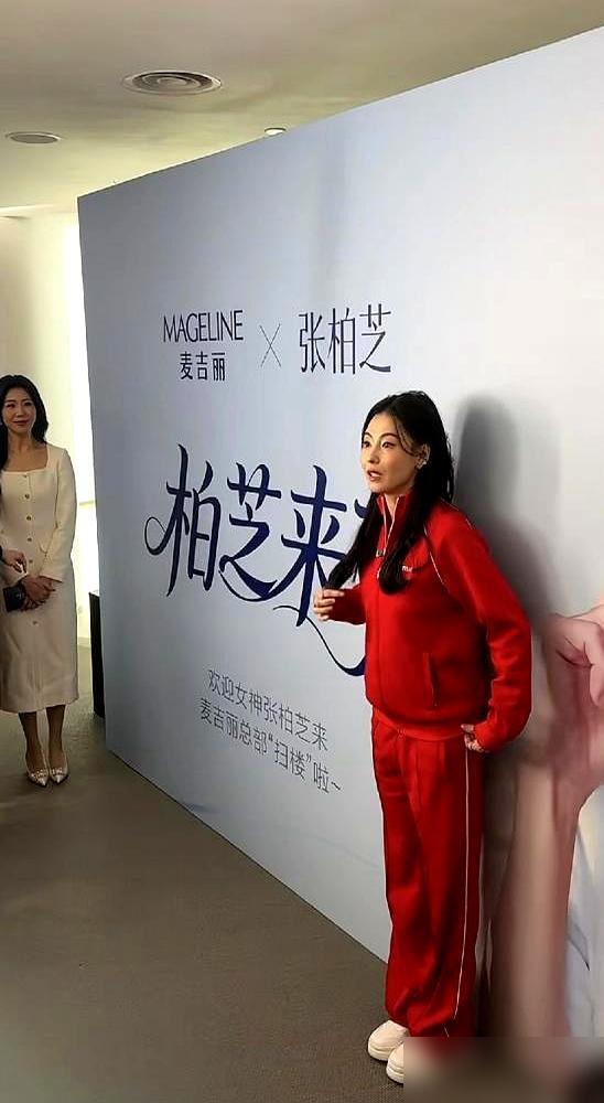 立完遗嘱分尽家产，45岁张柏芝捏着大把现金红包杀进武汉商场。长枪短炮直接怼