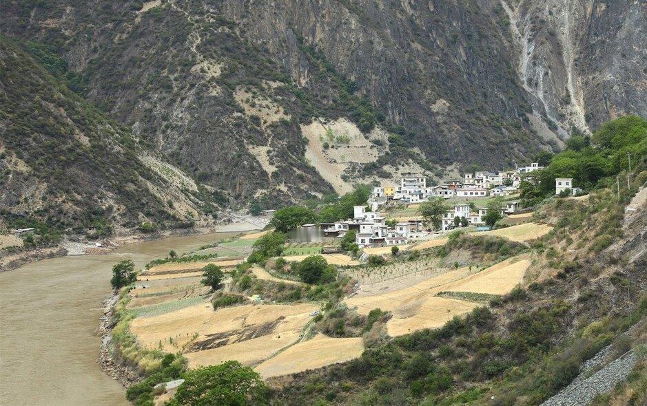 逢低买入有色金属，不要犹豫。这话听着像街头算命的口吻，但细琢磨，里头藏着硬道