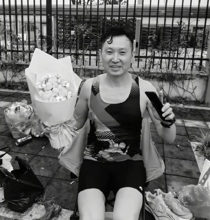 温州跑圈这阵子人心惶惶，一个45岁的硬汉佘上如，上班干活时在车间里一个没站稳，摔