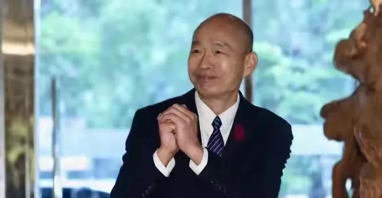 韩国瑜尴尬了，傅崐萁获一边倒力挺，多名蓝营大咖发声，是否道歉成关键！8月11日