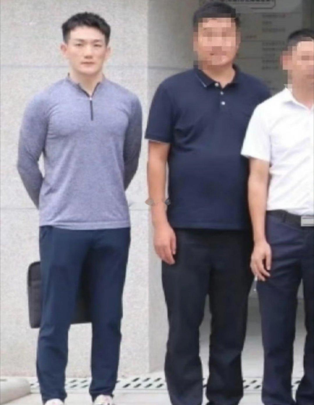 张馨予的老公，这颜值在内娱也能排得上号。如果不是已婚，她现在肯定拿奖到手软。