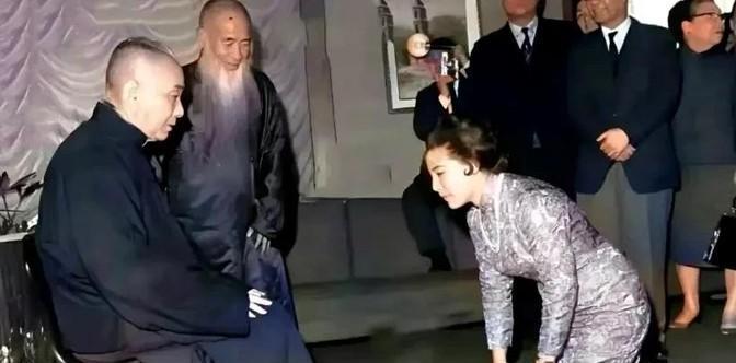 1968年，张大千的四姨太徐雯波，正跪在地上拜师。她妆容精致，发型讲究，一身华丽