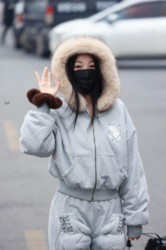 虞书欣手套抽绳口袋虞书欣日式松弛感通勤穿搭虞书欣日式松弛感通勤穿搭，虞书欣手套