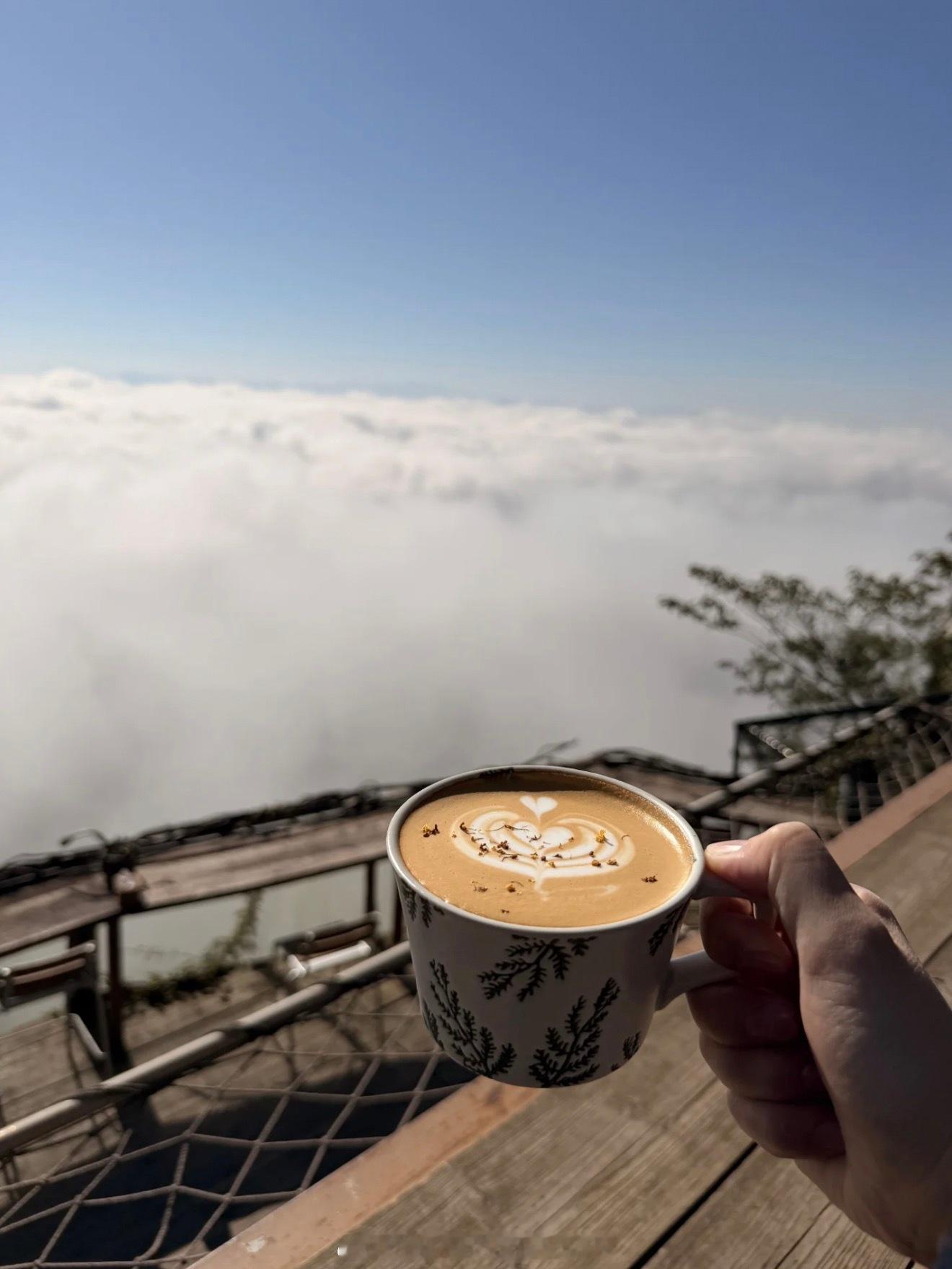 许多人都是大器晚成，真正的运势往往在后半生显现。前半生常常背负着家族的业力前行。