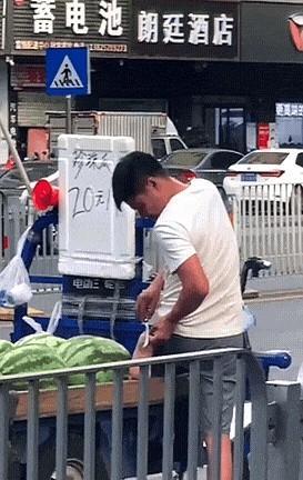 “这也太恶心了吧！”广东深圳，一名男子开着电动三轮车在街边卖西瓜，旁边挂着一块牌