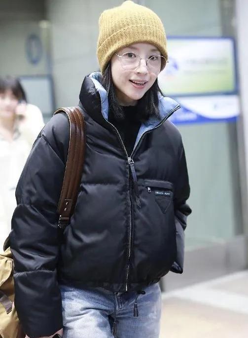 董洁冬日穿搭绝了！短款羽绒服配牛仔裤，减龄又洋气董洁机场私服太会穿！黑色短