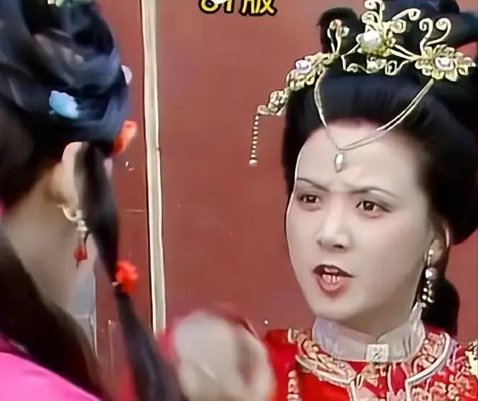 别盯着邓婕的脸，看她手腕。金镯子一响，赵姨娘腿都软了。那不是演戏，那是生理性