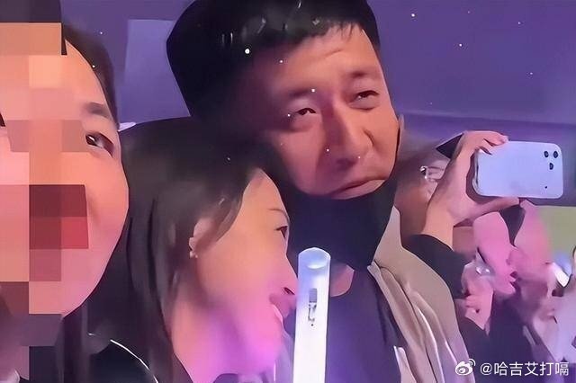 凤凰新闻【张雪峰和二婚老婆合影曝光！同事变夫妻不到一年，就遭遇丧夫之痛】3月24