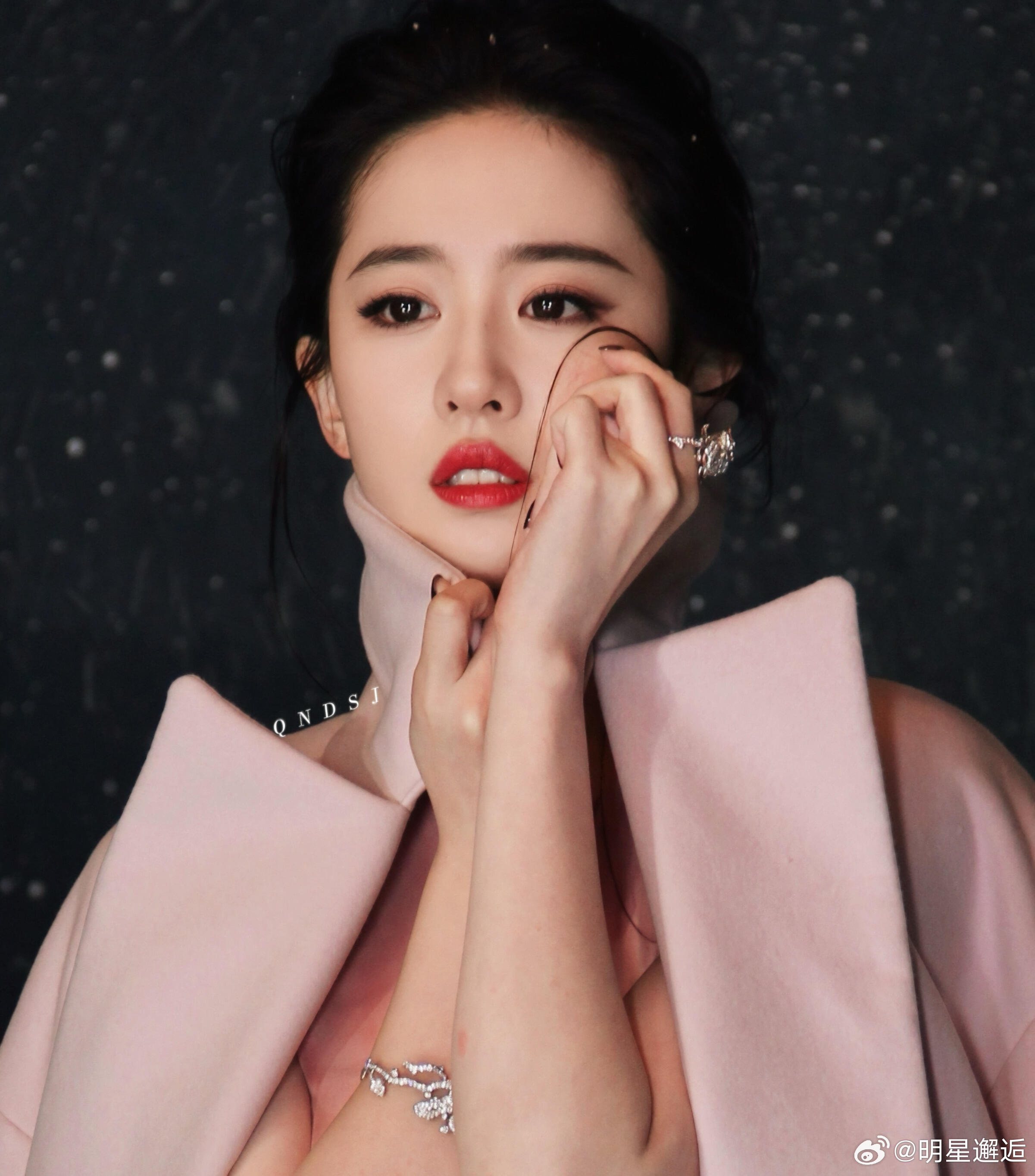 2015年的刘亦菲，每个时期有每个时期的美。