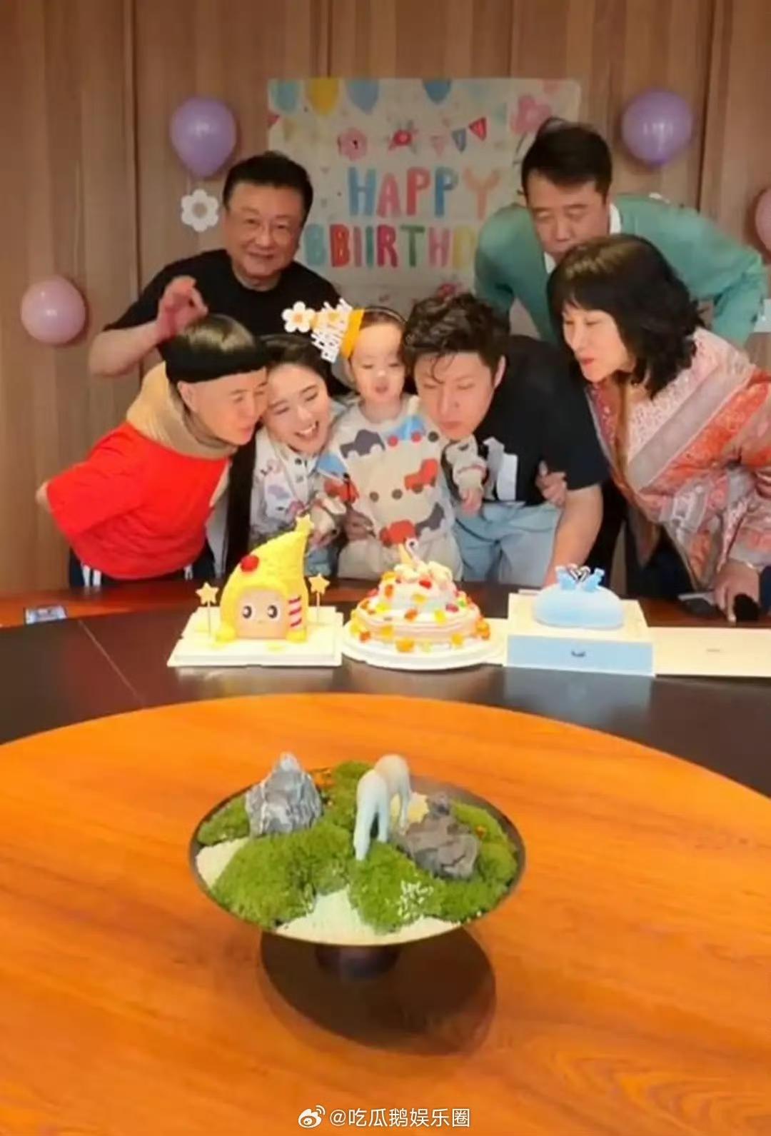 金龟子一家7口为外孙庆生，王宁看外孙好宠溺，元宝越长越像爷爷！​​​