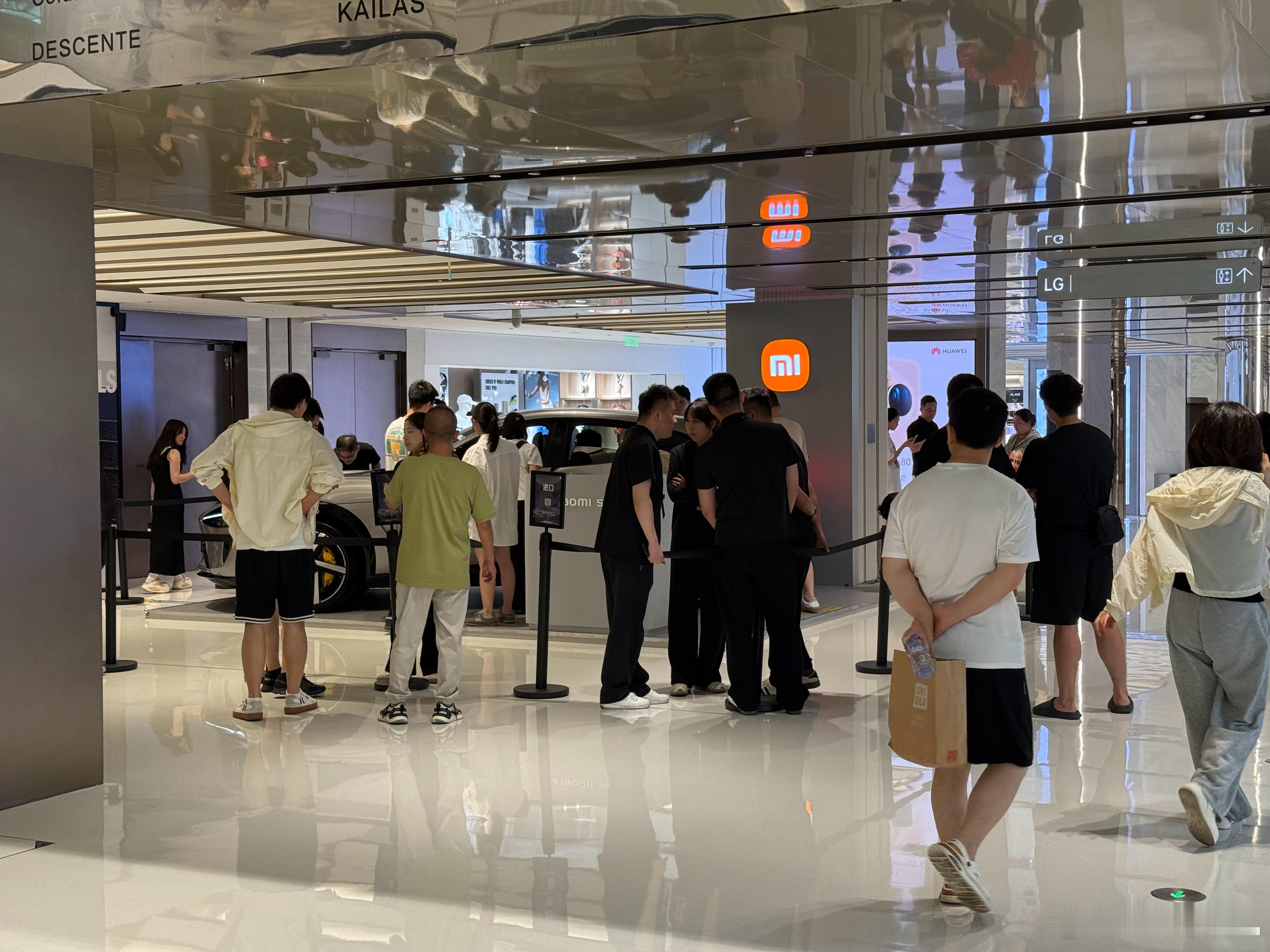 小米YU7火得太离谱了，作为第一批Max准车主，由于还没上去坐过、开过，昨天从北