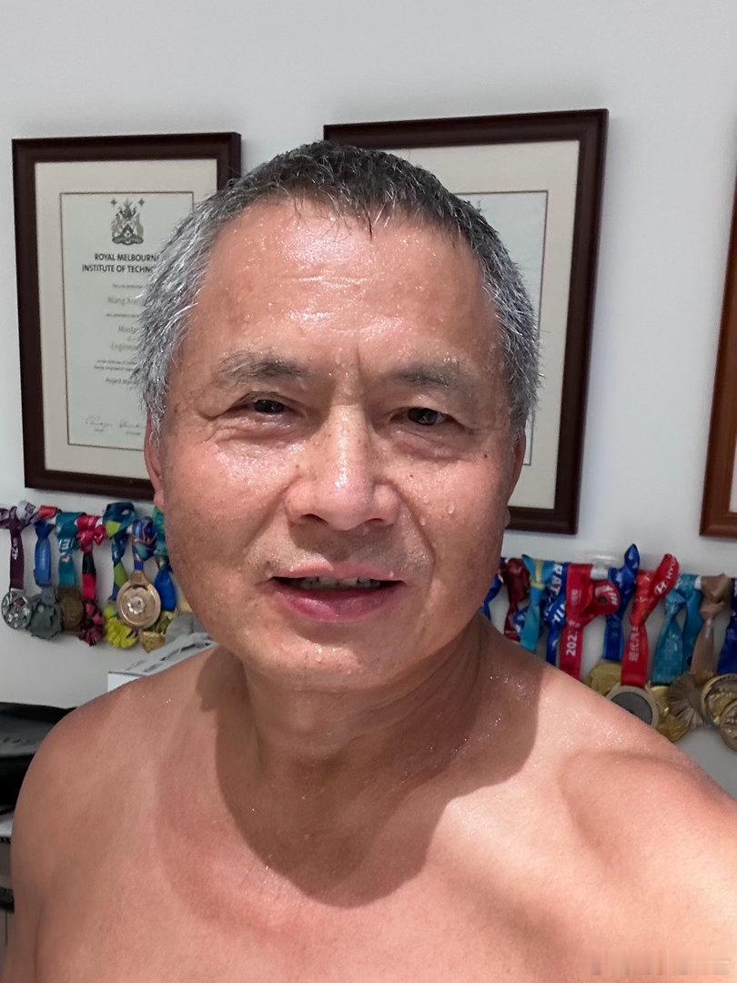 今年增加了力量训练，每周一次健身房教练私教，平时自己练，努力减脂增肌！肌肉对身体