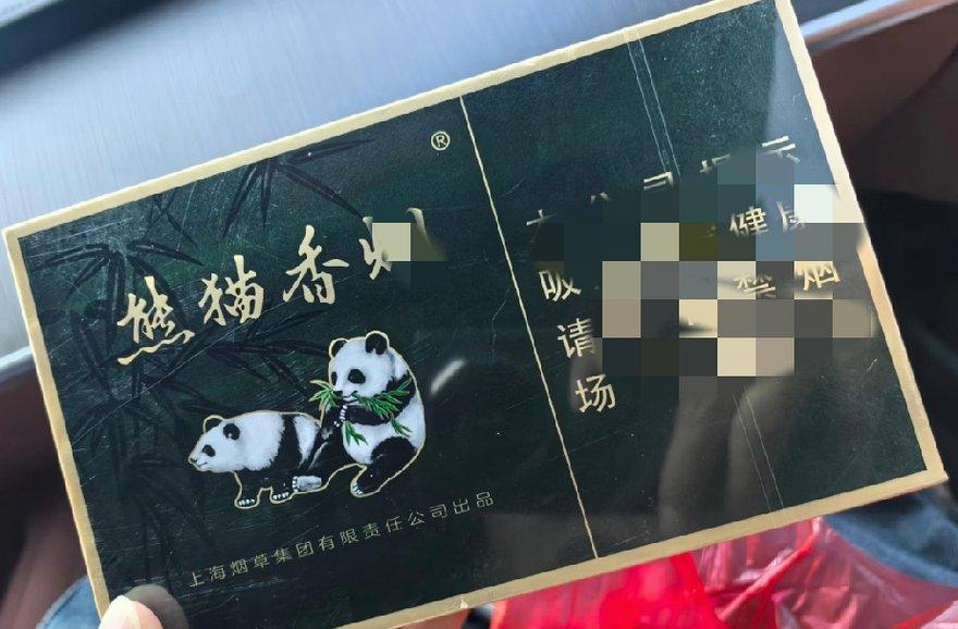 昨天晚上请五位老同学吃饭，花了九百多块。吃完饭，其中一位同学掏出一条烟给了我。我