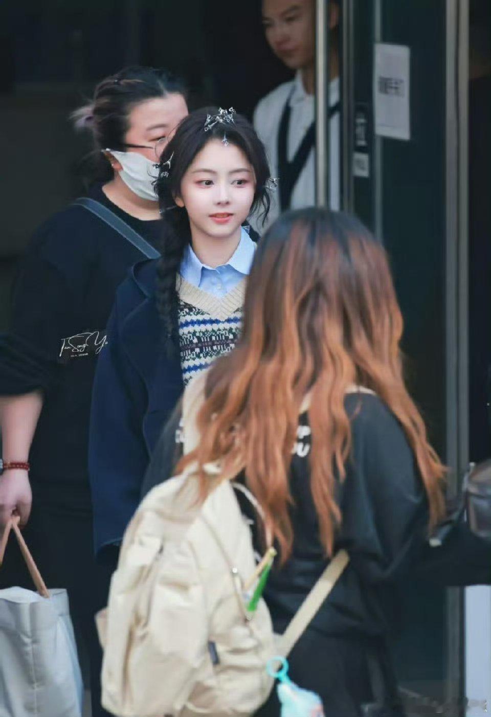 谭松韵hi6上班路透梦回女大时代～侧马尾麻花辫青春感爆棚，脸蛋软乎乎的超可爱