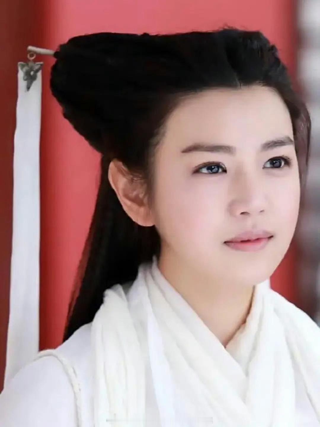 陈妍希拍小龙女时脸型并不占优势，还以为她是包子脸呢，其实她的头真的好小啊。
