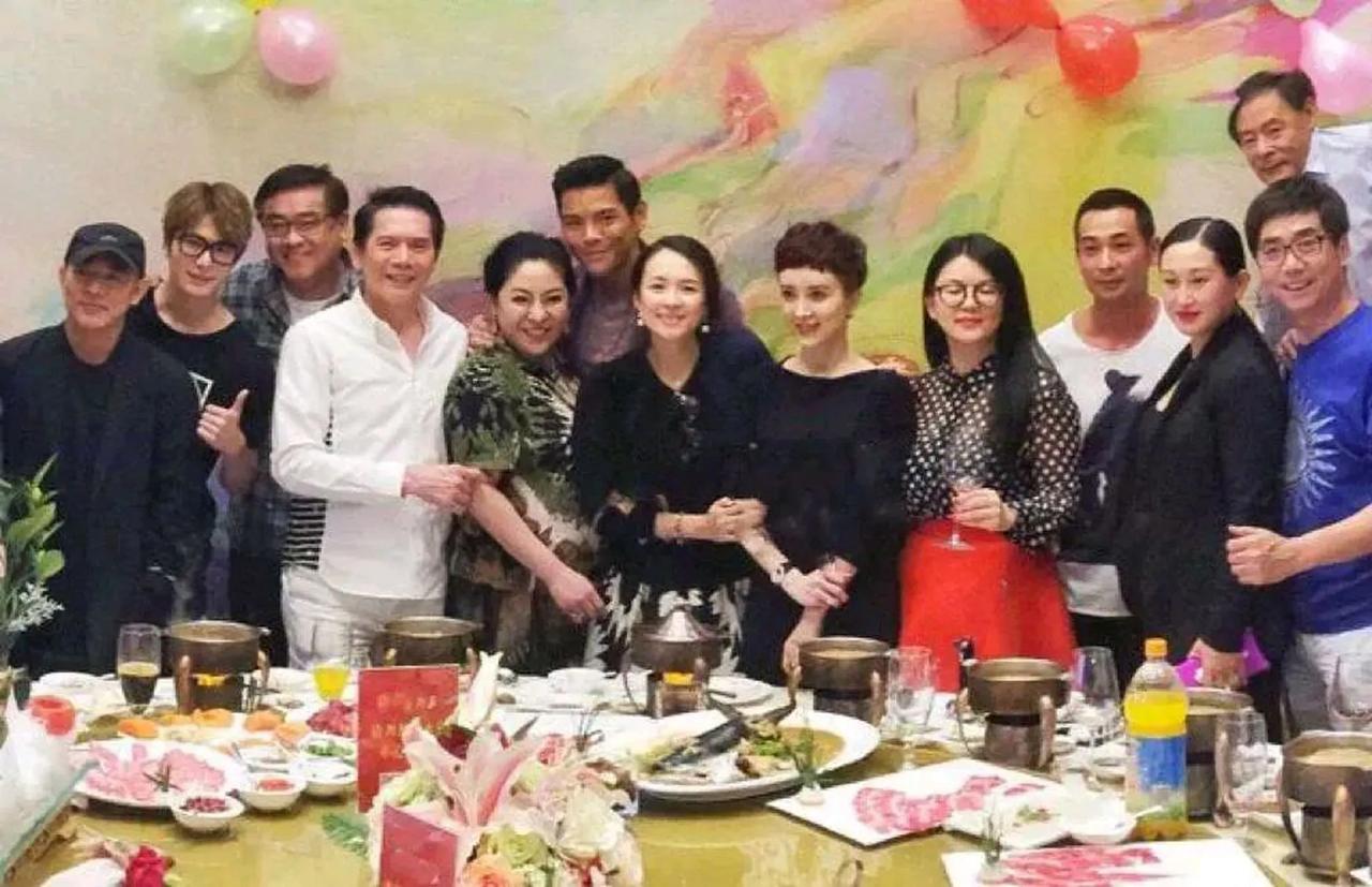 众星云集：我一眼就认出了珠光玉色、气质温婉的章子怡，短发利落、肤白貌美的金巧巧，