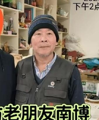 郭礼典一位老友发视频，上门采访郭礼典，郭礼典最近精神不错，家里装修风格简洁明亮，