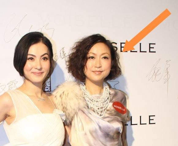 看到郑秀文这款偏成熟的短卷发造型，第一眼就觉得特别显年纪，有人看了还敢搞这种发型