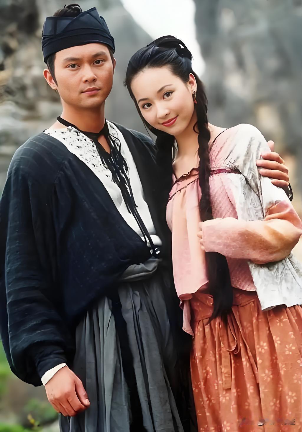 张智霖搂着的女生好像郭碧婷，很是惊艳，又纯、又甜、又媚，三种矛盾气质杂糅在一起，