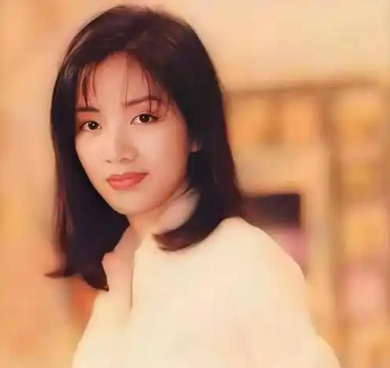 1992年5月4日深夜，九龙塘一家叫TakeOne的卡拉OK里，啪的一声脆响，梅