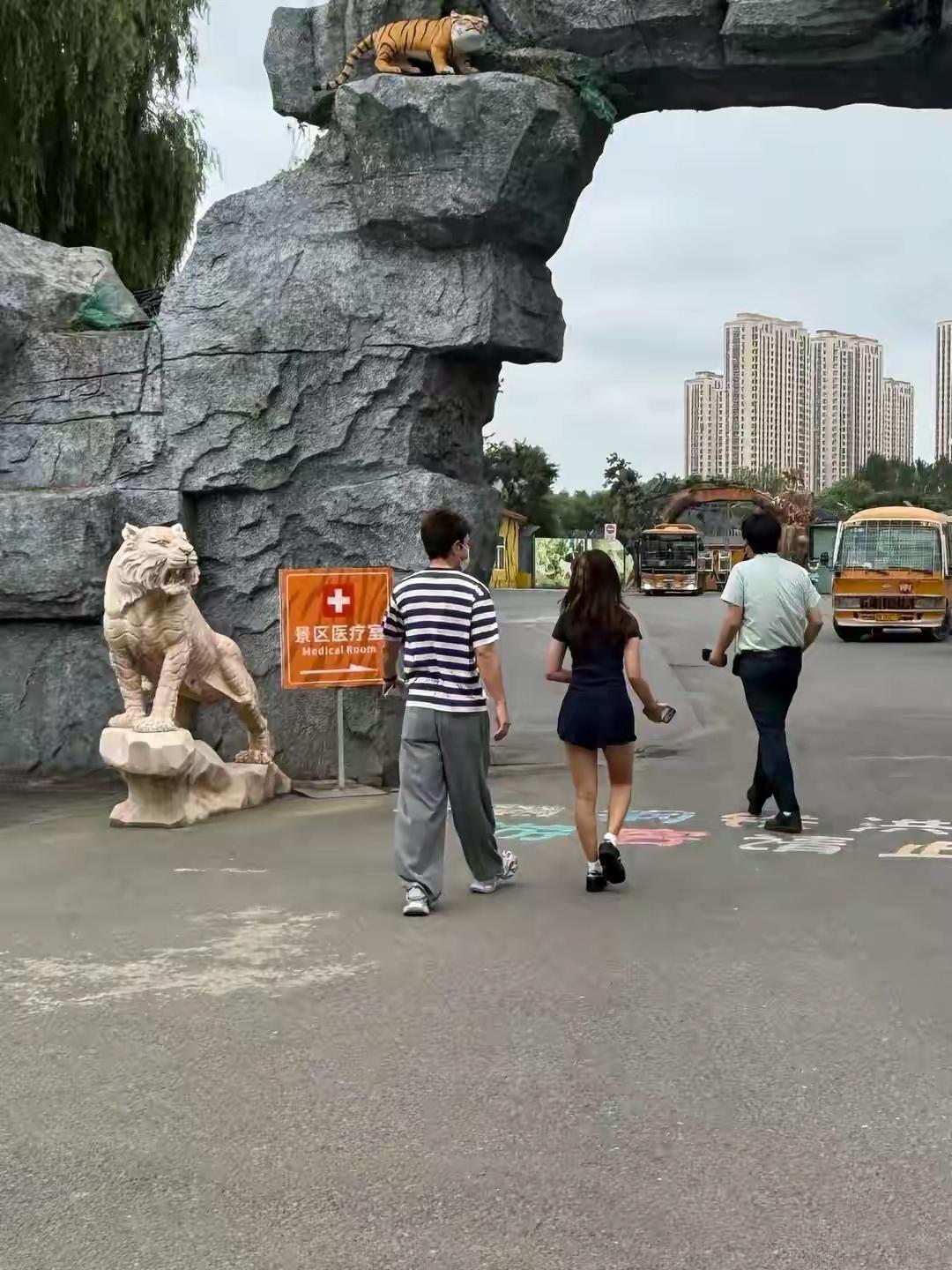 贾乃亮：好久没带你回东北老家了，这回暑假好好放松一下。甜馨：还是老家舒服，空