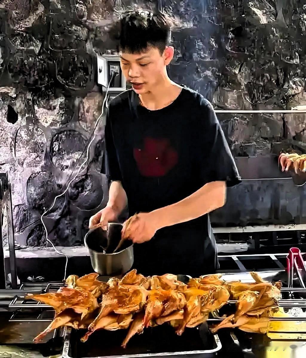 一夜之间，一个烤鸡摊就这么没了。那个卖烤鸡的小伙子，也跟着一起“社会性死亡”了