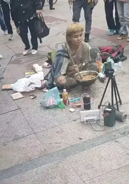 最便宜的衣服，最贵的手机！