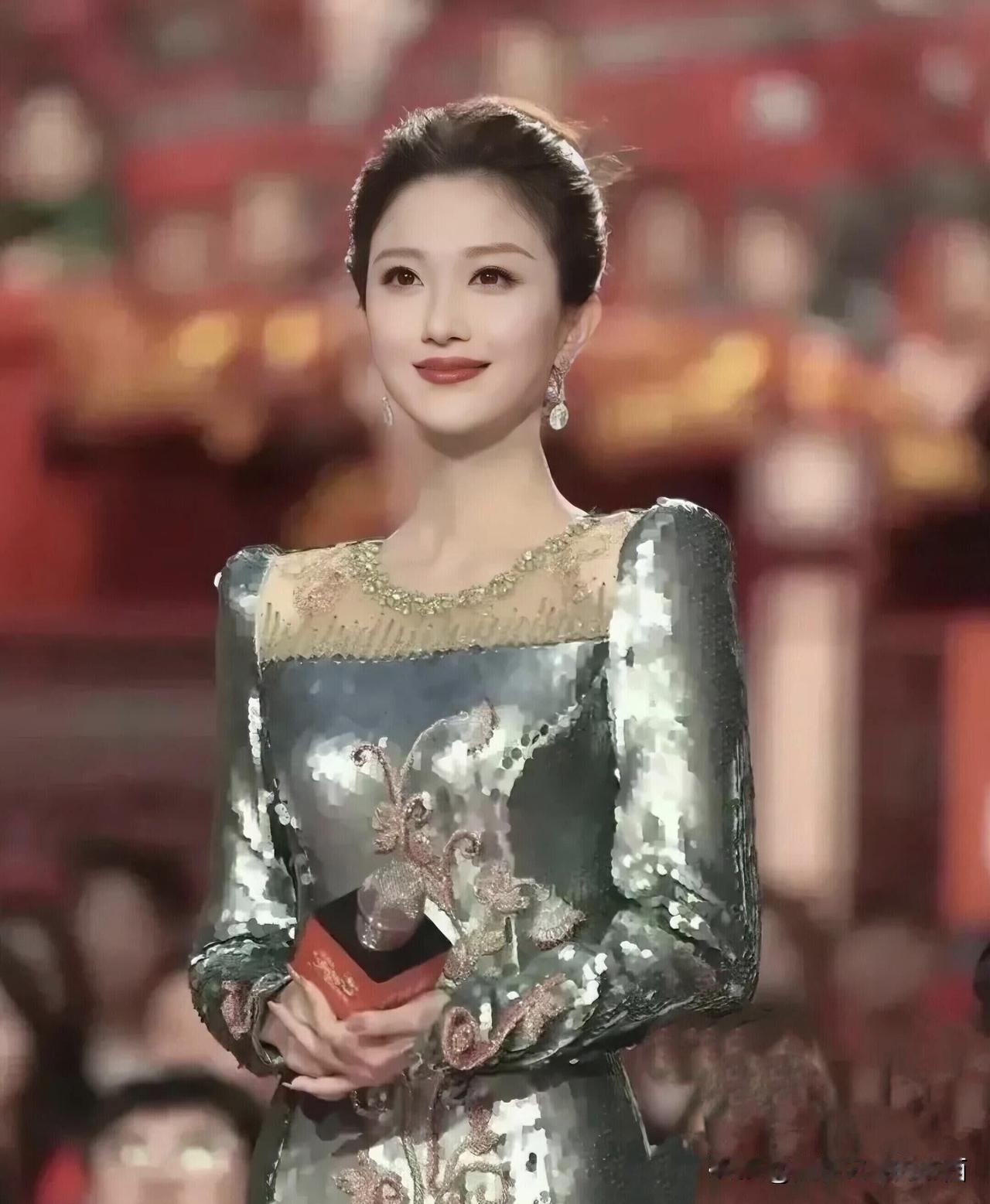 这个主持人的颜值好高，能把央视的周涛都给比下去了。脸是360度无死角的美，五官很