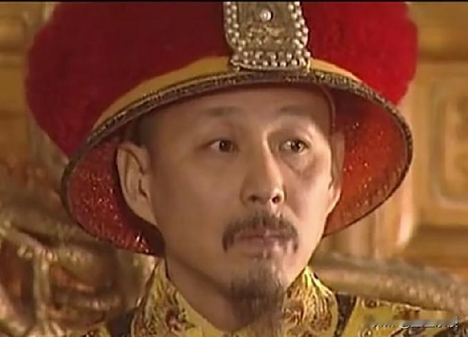 我对同事说，康熙真了不起，几乎每天都5点起床，开始一天的工作。同事不屑的回道：康