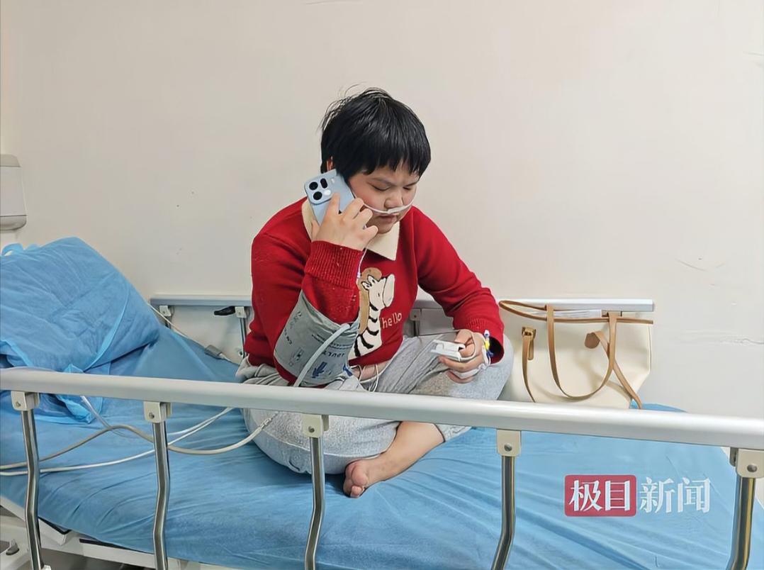 罕见病女孩地铁吐血后自行离院，紧急事务与持续治疗如何抉择？3月23日，重庆地铁