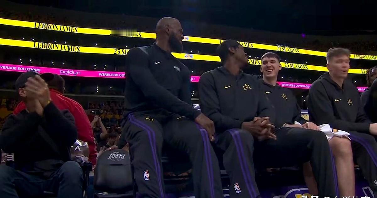 湖人对阵爵士的比赛中发生了令人感动的一幕！詹姆斯打了五分多钟就被雷迪克换下去休