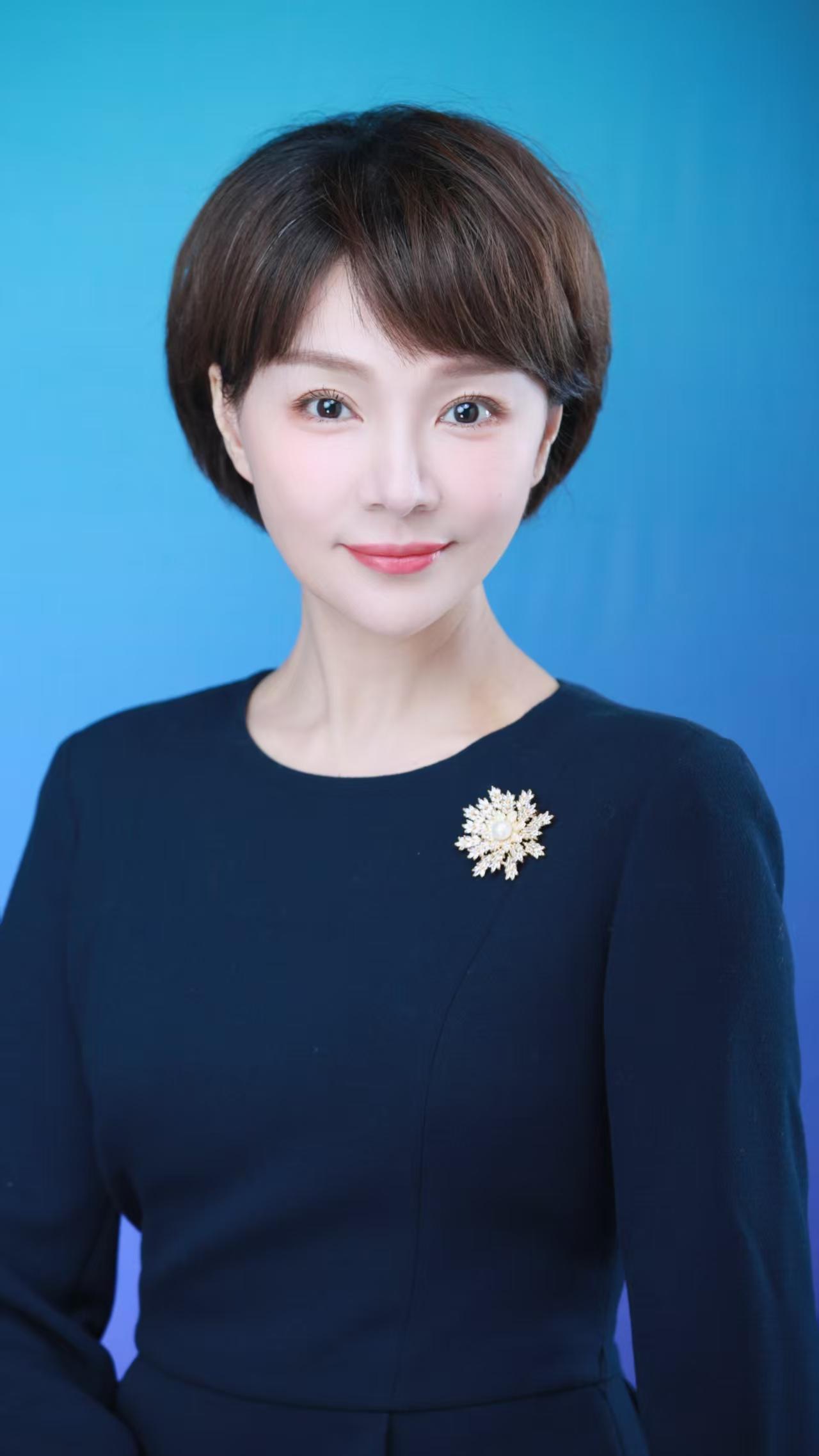 王蓝一，辽宁营口人，毕业于中国传媒大学，中国气象局资深气象主播。早年任职辽宁卫视