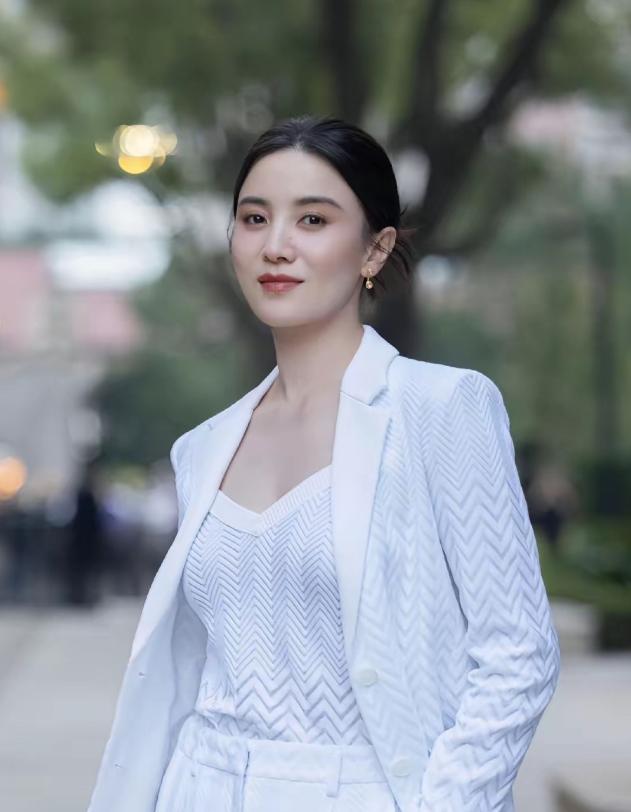 我朋友在烟台见过宋佳，回来说了个大实话，她说别再叫宋佳大美女，你是不知道，喊她
