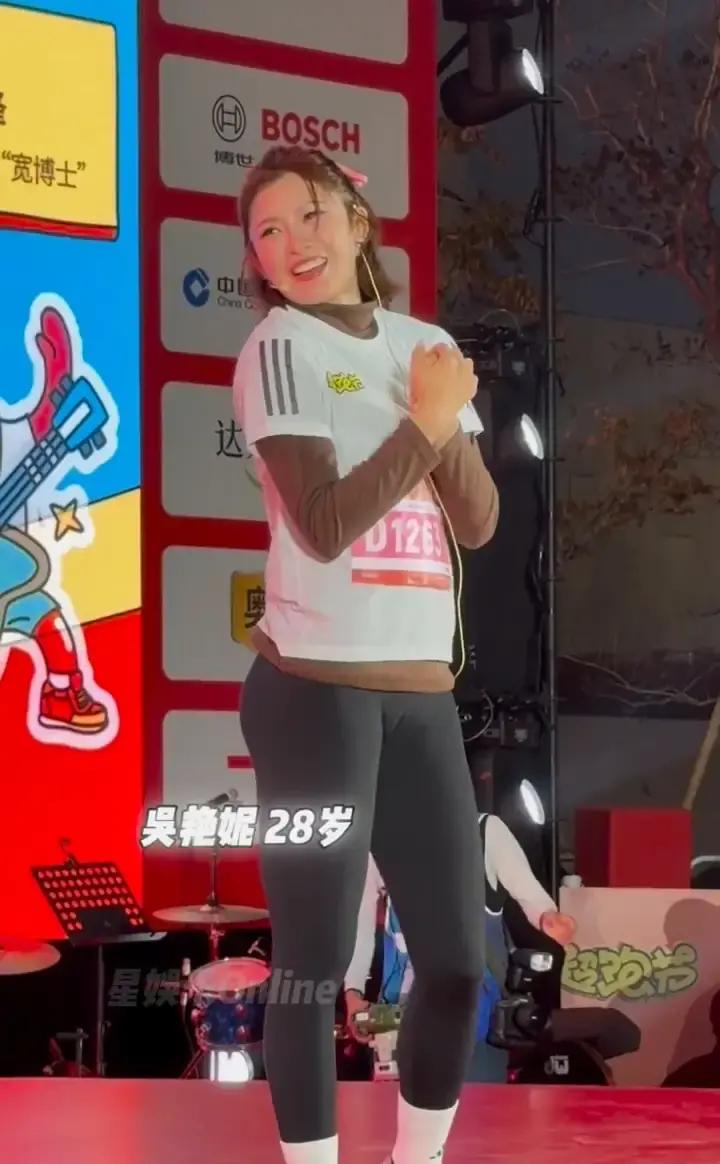吴艳妮穿紧身裤上台引热议：性感与争议并存吴艳妮最近在某商业活动上的穿...