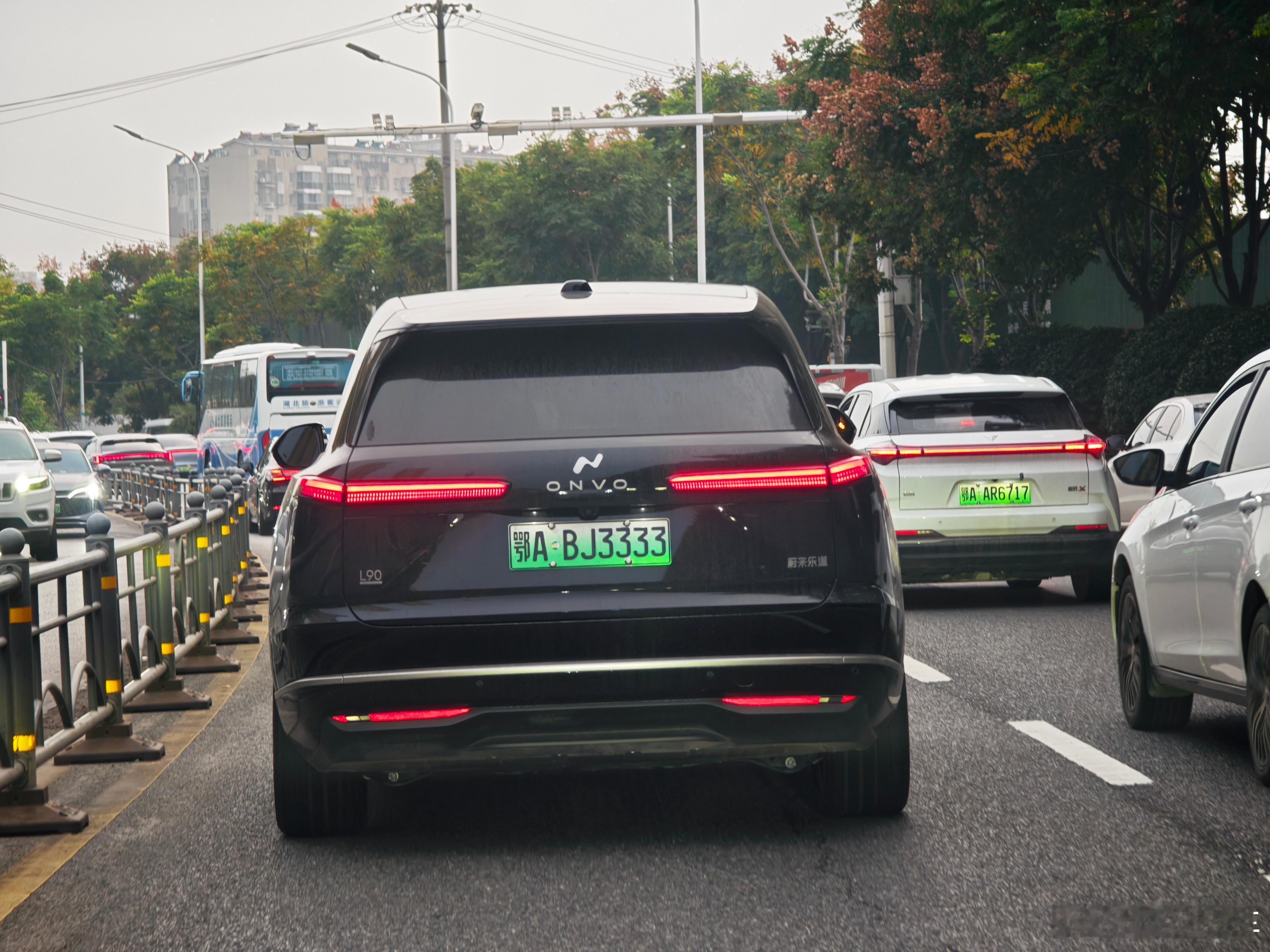 我记得21年的时候绿牌非常非常容易碰见好的号码我兄弟当时买了model3在黄