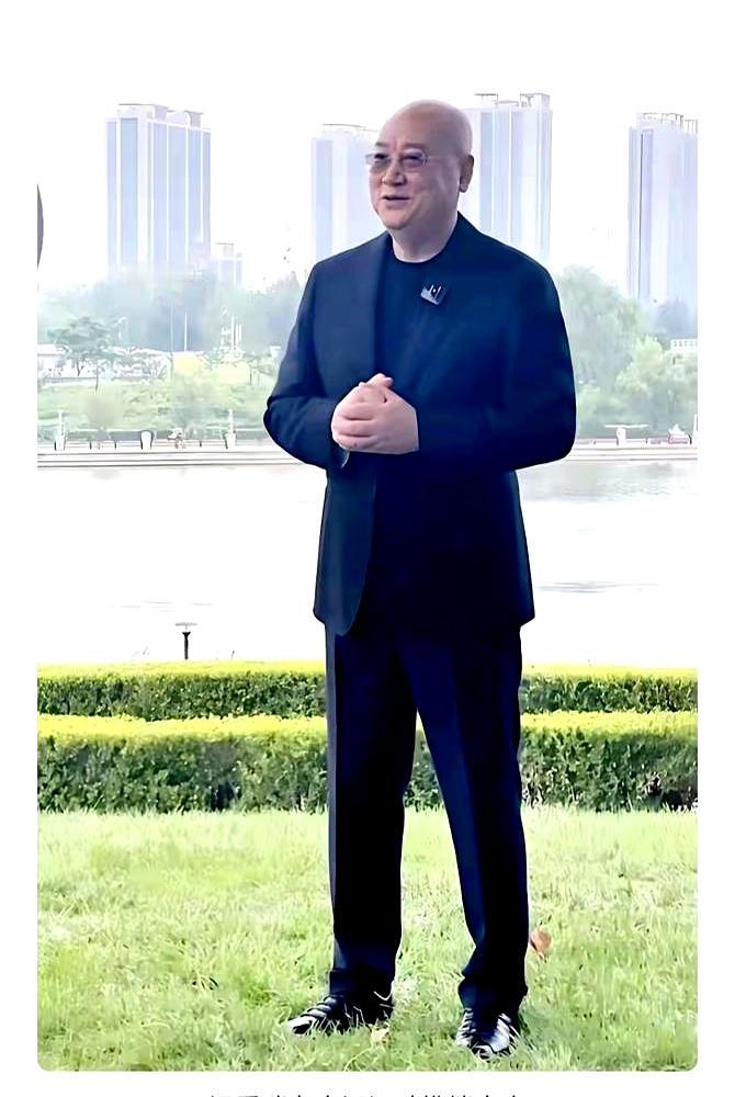 陈丽华4月刚办完葬礼，迟重瑞转头就出现在镜头前，给家里的房产项目站台，这节奏快得