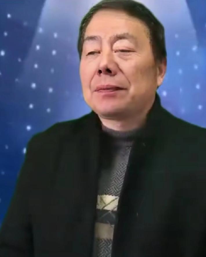 我姐考上大学那年，家里穷得叮当响，是舅舅咬着牙把陪嫁的缝纫机卖了，凑够了她的学费