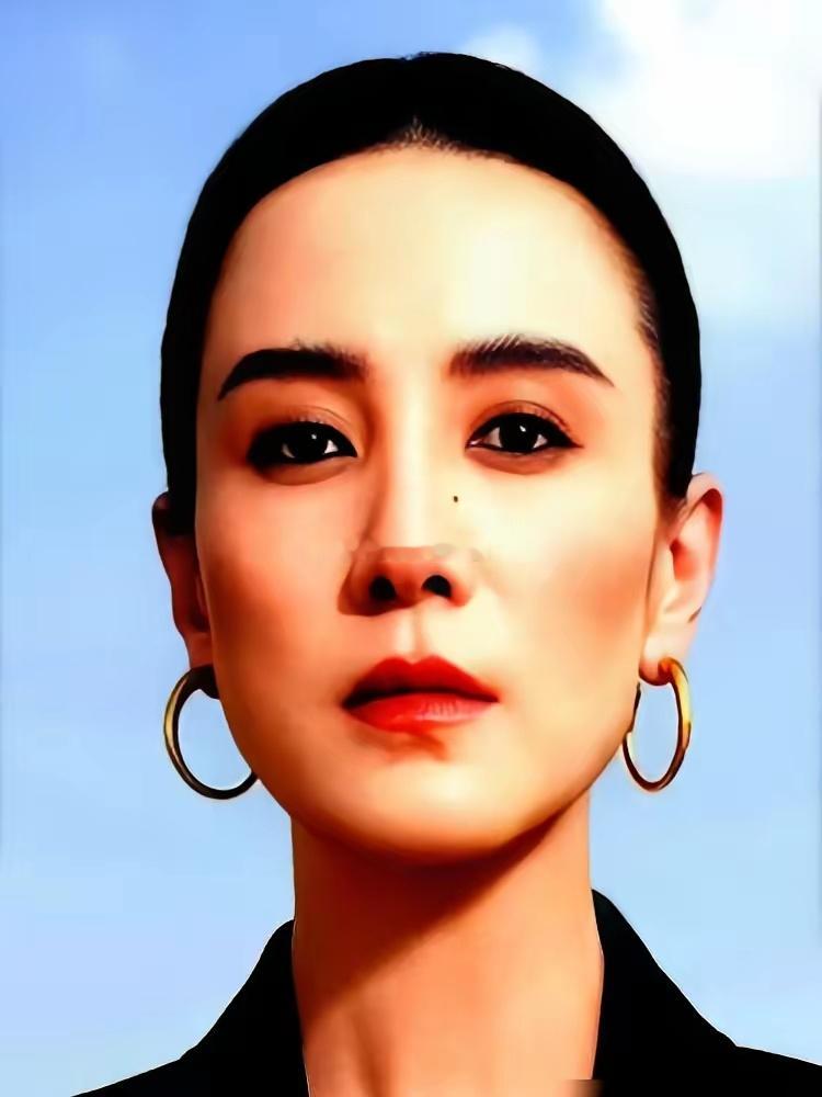 宋佳拿视后，领奖台上愣是一句没谢导演和资本，扭头把马伊琍、闫妮、杨紫、吴越、任素汐全谢了一遍。​台下