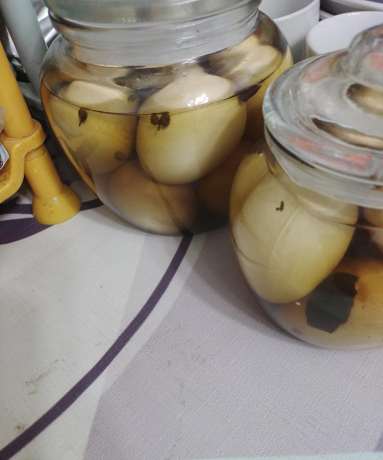前段时间鸡蛋买太多了，实在有点吃不完又怕坏了，结果我灵机一动直接腌制起来。从网