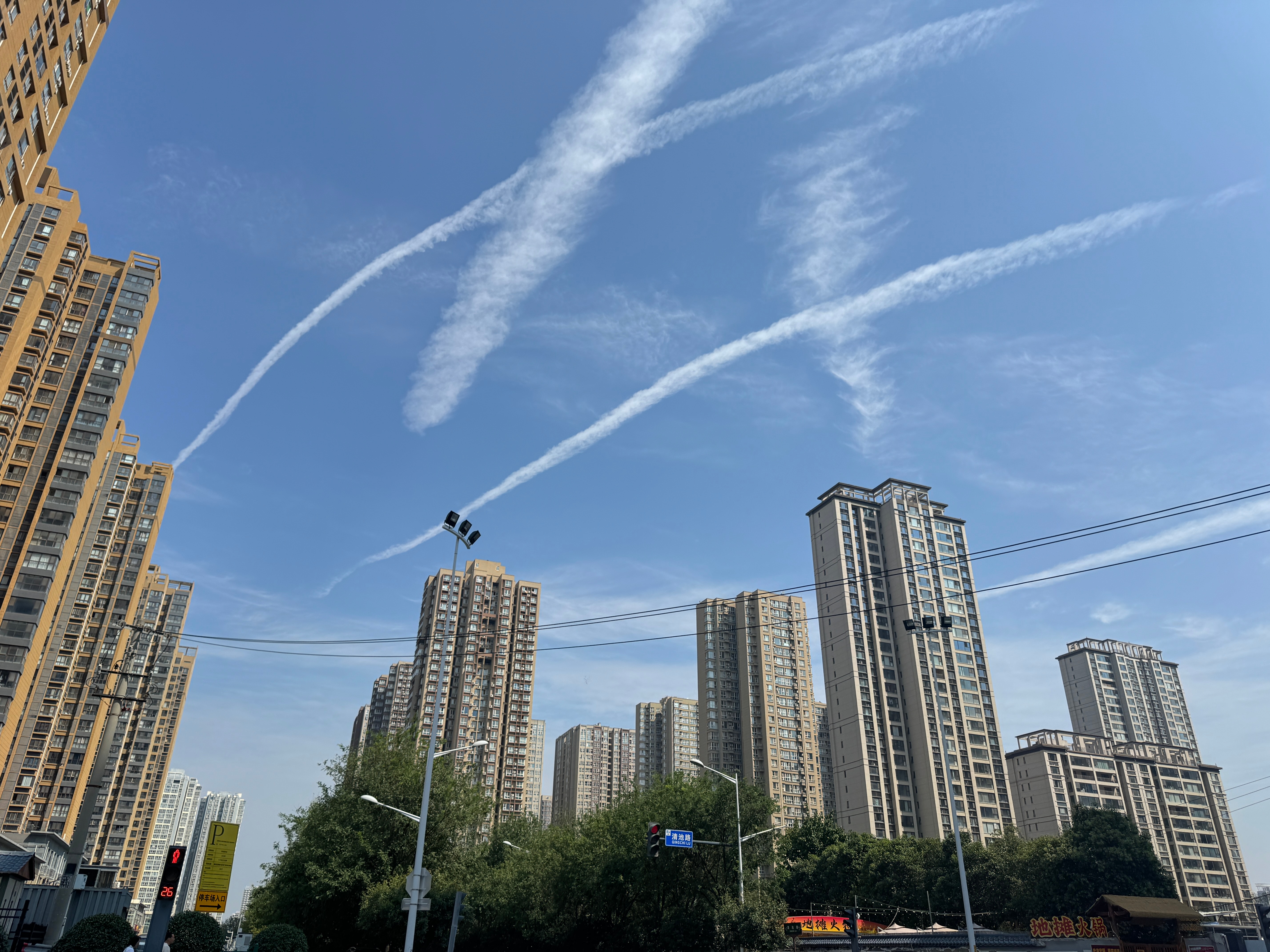下班的路上两次看到一家鸡汤刀削面，今天想着去尝尝。走到门口一看，很大的一家店竟然没有一个吃饭的，选择