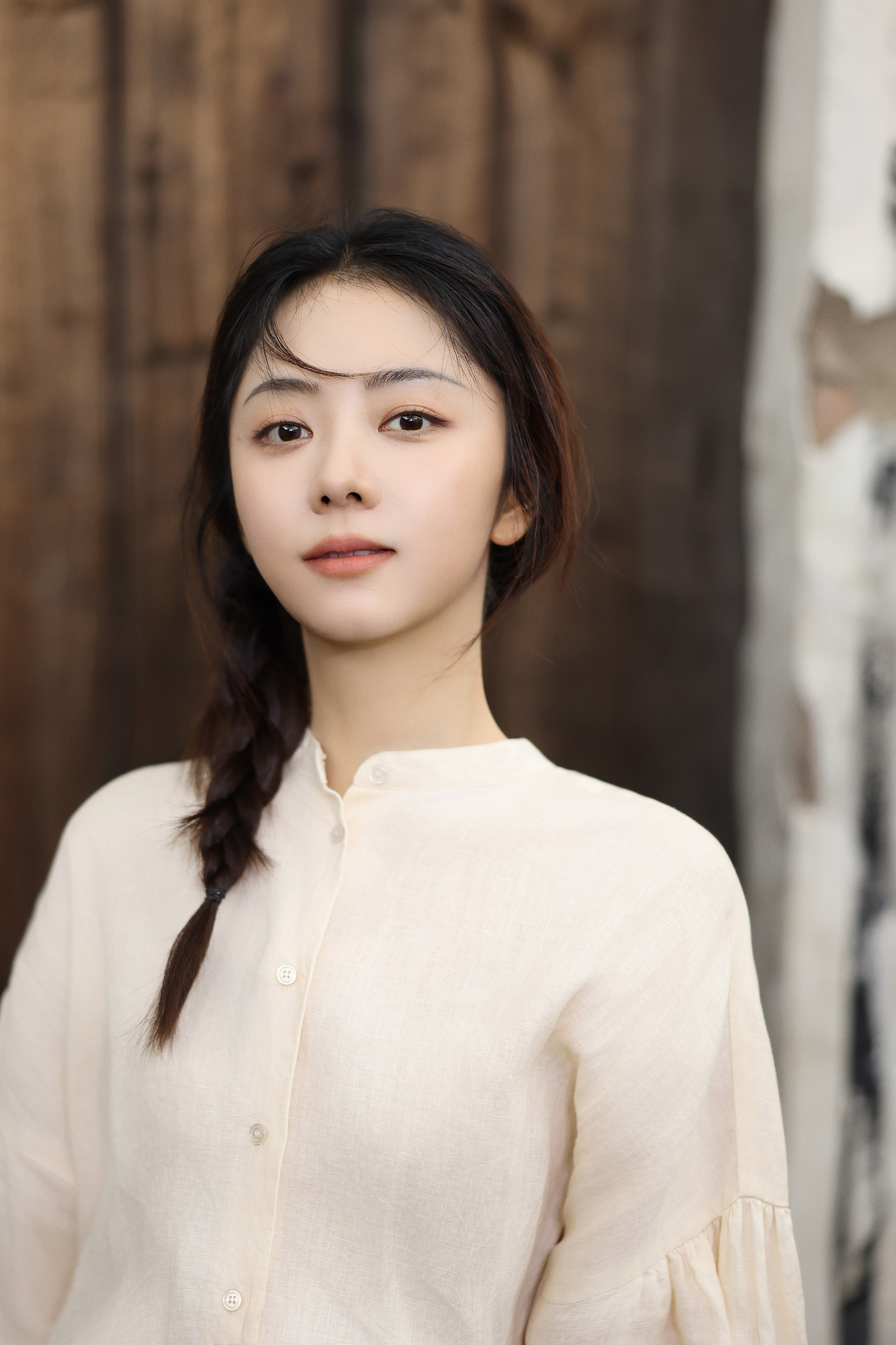 谭松韵🍃两小姐'sPostcard绿荫树下，老墙根外，随意走走翩然