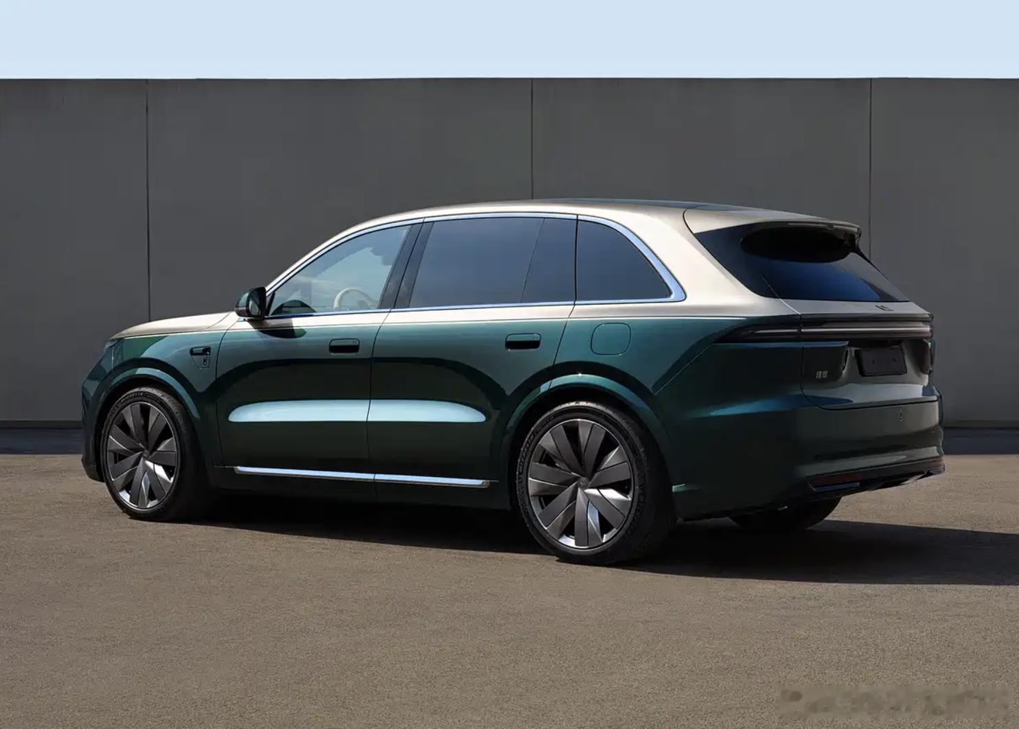 看到理想L8Livis是大五座，我开始以为是把L8六座砍了呢...后来反应过来