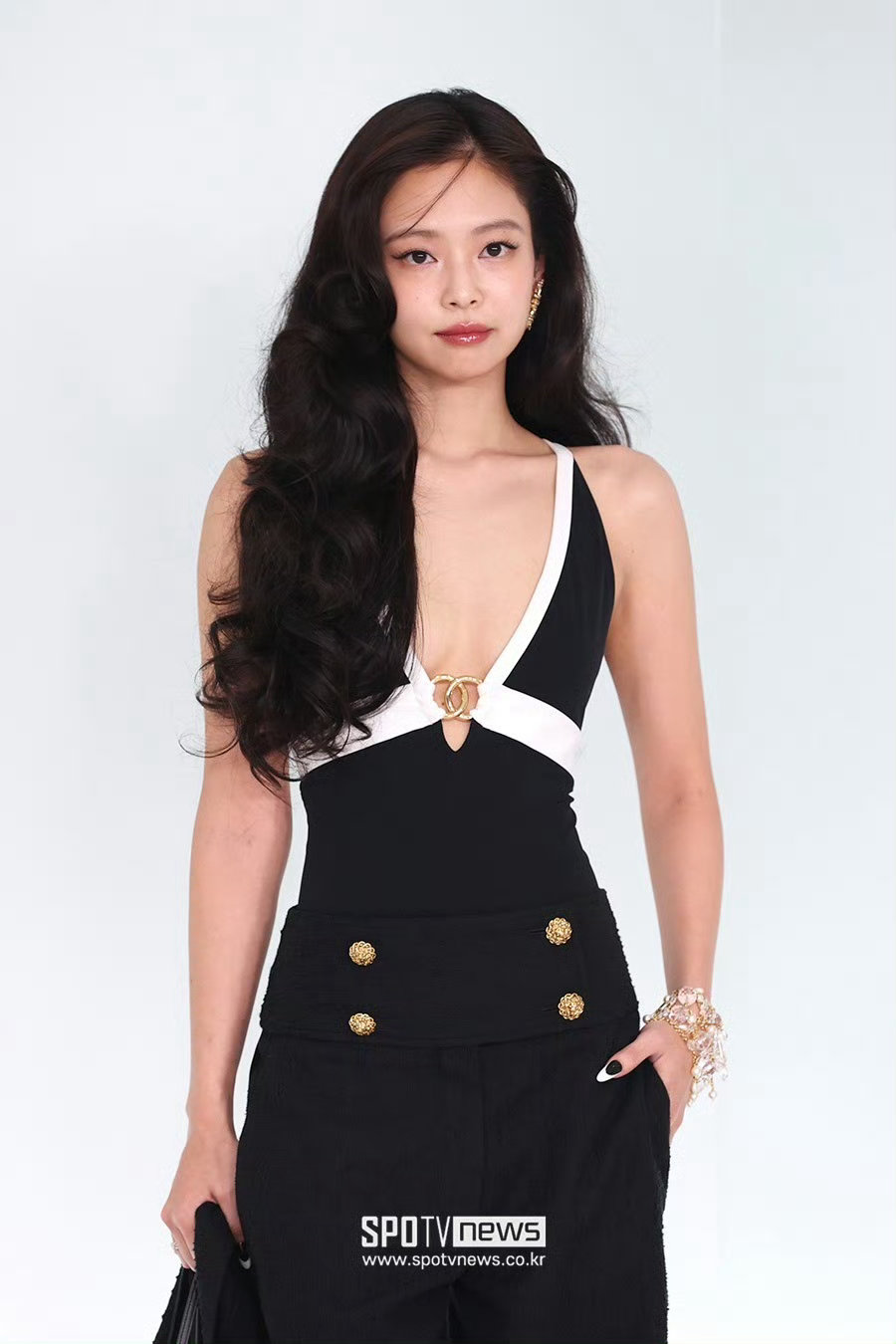 jennie黑白挂脖黑裙，优雅复古魅力大胆的穿搭好美Jennie黑白挂脖裙Jen