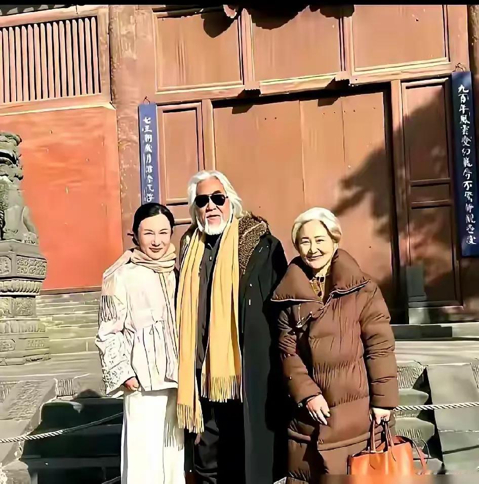 老张老当益壮啊！他和老婆丈母娘同款感觉有点怪哦！不过一家很协调哦。