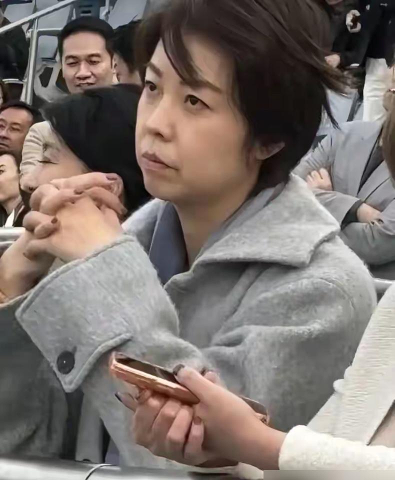 那场婚礼上，她穿着简单的旗袍，身边站着头发已见稀疏的他。李宁和邓亚萍坐在台下，