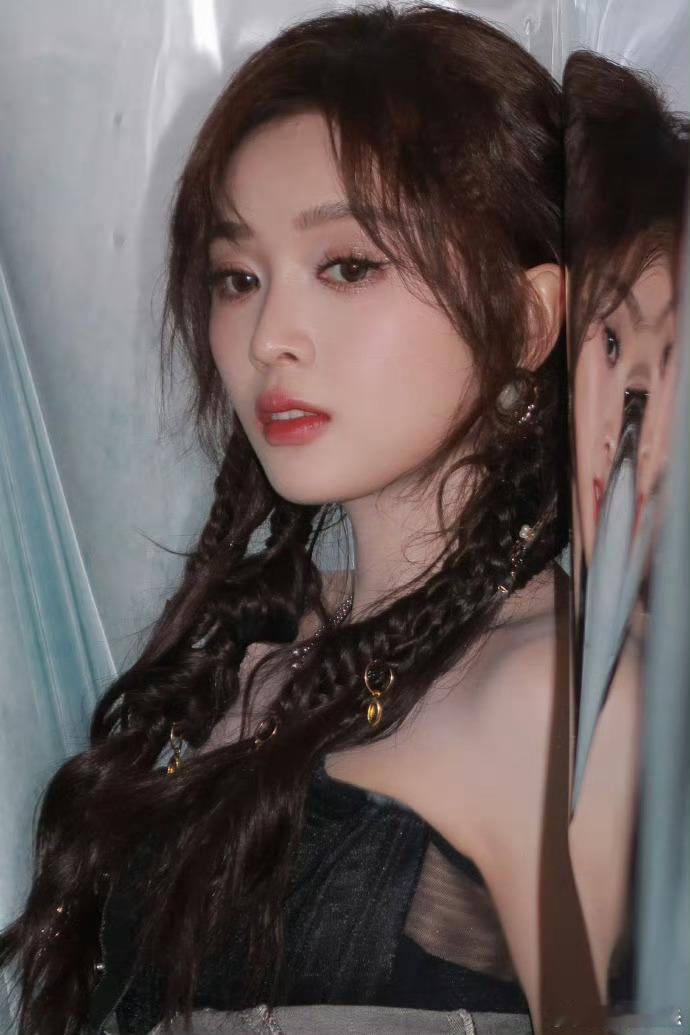 吴宣仪双边编发造型吴宣仪最新造型大片🈶编发造型太好看了吧，又甜又酷！吴宣仪甜