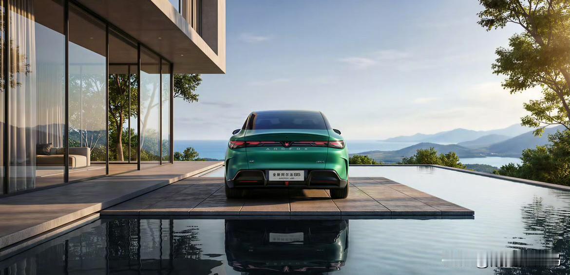 全新极狐阿尔法S5是一款主打高性价比、强性能、快充电的中型纯电轿跑，颜值与实力都