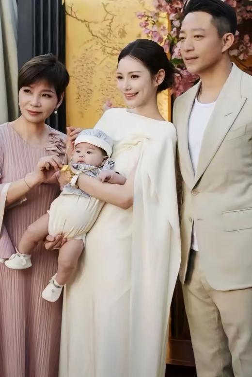 马筱梅的妈妈好搞笑，太激动了。没有想到在合影的时候拥着女儿或者是小外孙，而是对着