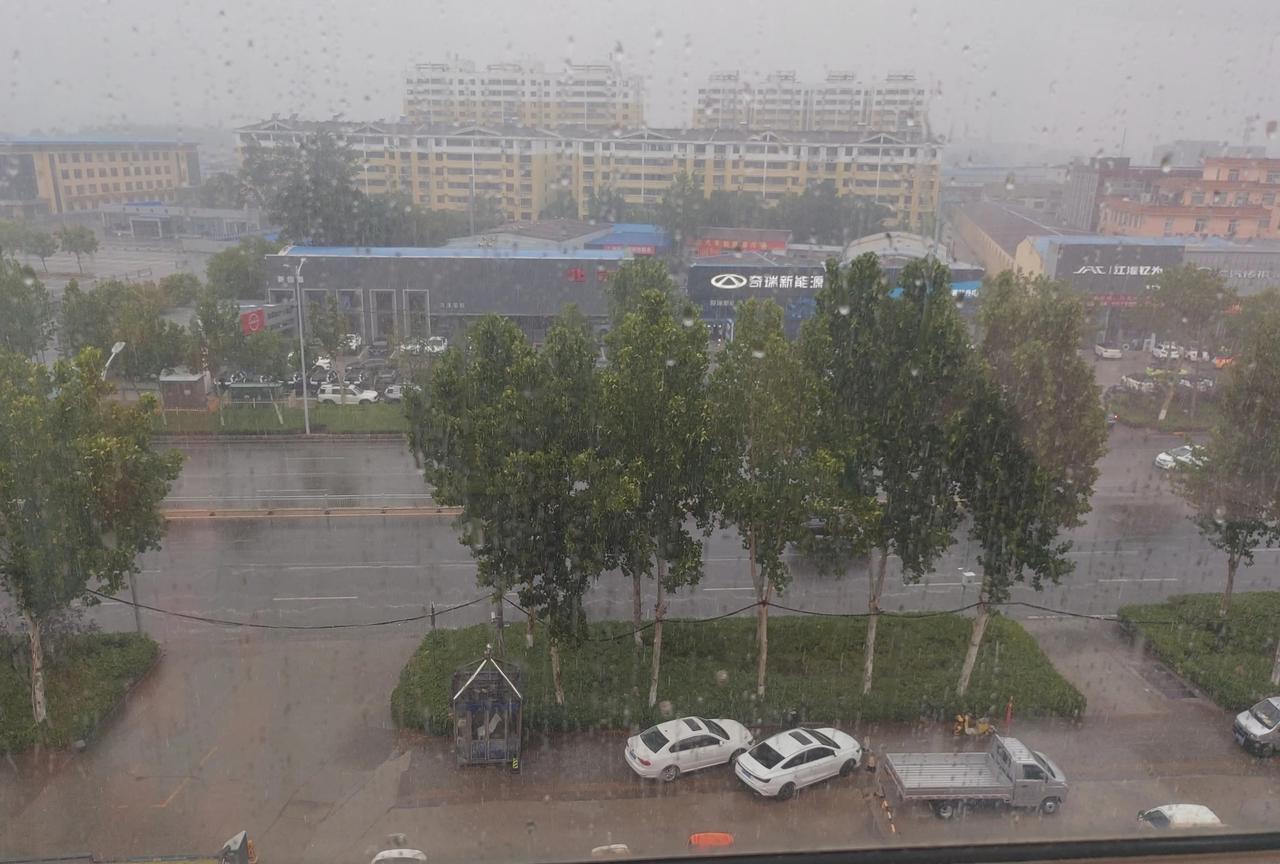 坐标山东菏泽，今年夏天的第一场大暴雨来了！昨天白天热得出奇，就是特别闷热的那种