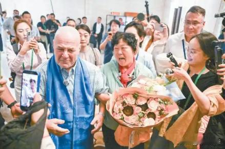 69岁美国退休教师罗纳德·萨科尔斯基成了全体美国人羡慕的对象！ 8月23日凌